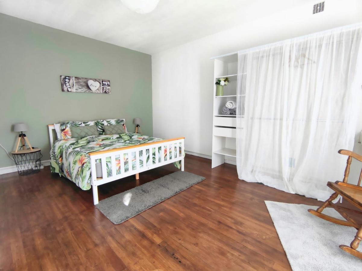 Number 22 - Le Dorat - Apartment One With Garden & Free Parking Luaran gambar